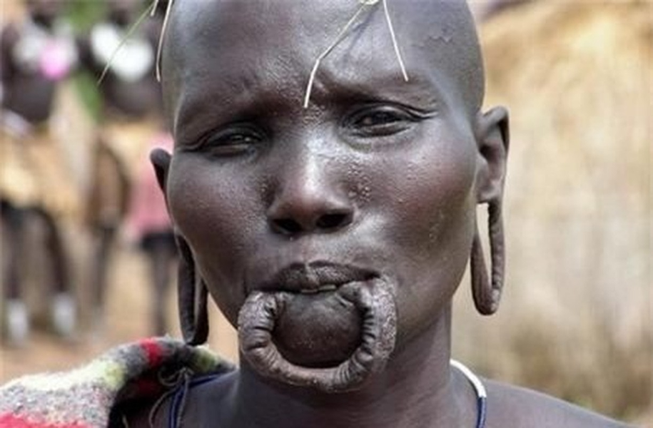 Sống trong một khu rừng nguyên thủy tại Malaysia, bộ tộc này trở nên đặc biệt vì chỉ sống nhờ vào trợ cấp hằng tháng của chính phủ. Nếu không có trợ cấp thì họ sẽ chịu chết đói. Mặc dù có một thôn trang nhưng không ai chịu canh tác cũng như săn bắt.