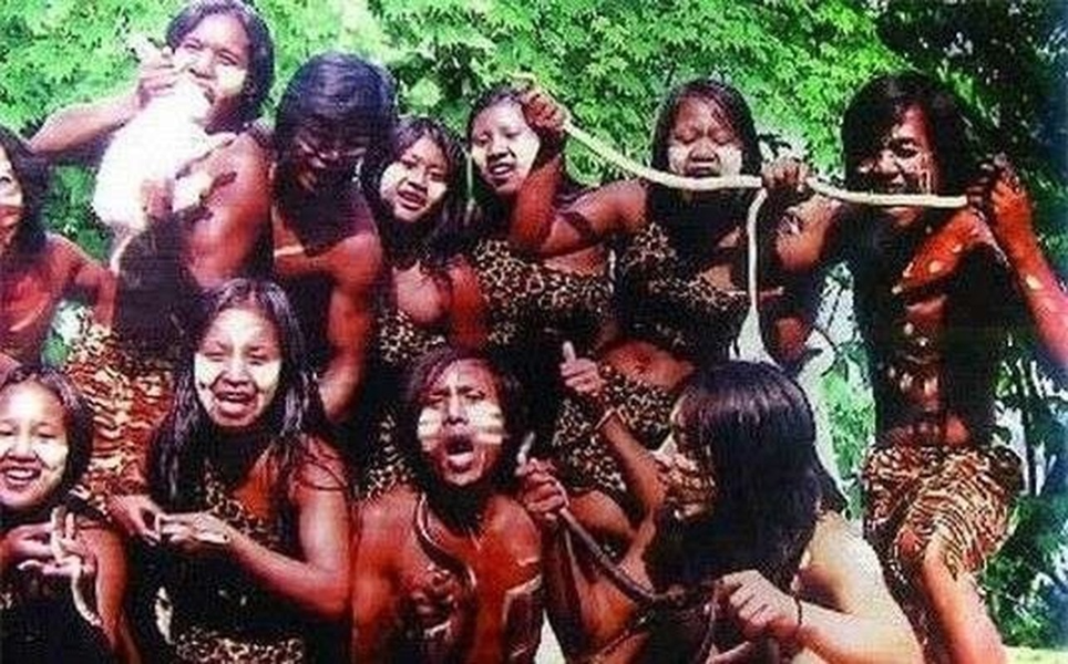 "Tộc mù" sống ở vùng rừng nguyên thủy thuộc khu vực núi Sierra Madre (Mehico), cả bộ lạc có hơn 300 người và đều bị mù. Điều kỳ lạ, khi sinh ra mắt họ đều sáng nhưng từ 3 tháng tuổi trở đi, mắt họ bắt đầu mờ dần rồi mù hẳn.