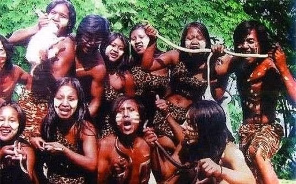 "Tộc mù" sống ở vùng rừng nguyên thủy thuộc khu vực núi Sierra Madre (Mehico), cả bộ lạc có hơn 300 người và đều bị mù. Điều kỳ lạ, khi sinh ra mắt họ đều sáng nhưng từ 3 tháng tuổi trở đi, mắt họ bắt đầu mờ dần rồi mù hẳn.