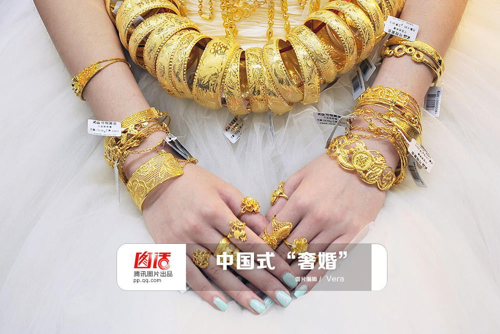 Phong tục này vẫn giữ nguyên cho đến nay. Trong ngày cưới, cô dâu thường đeo nhiều trang sức vàng để bày tỏ lòng biết ơn với người tặng. Thông thường, bốn món trang sức vàng cho cô dâu gồm: vòng cổ, vòng tay, bông tai, và nhẫn vàng được mẹ chồng tương lai tặng.