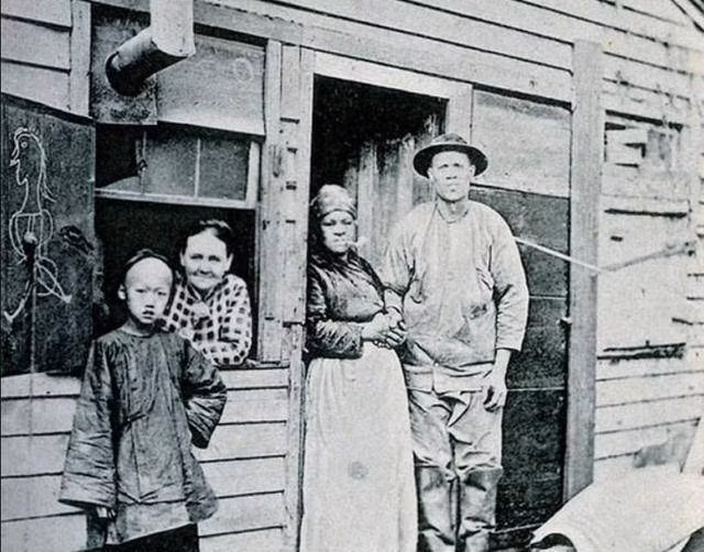  Sự hội nhập với xã hội mới: Cũng là một cửa hàng của người Trung Quốc nhưng trong bức ảnh này, chúng ta còn thấy hai người phụ nữ nước ngoài. Điều này cho thấy rằng sau một thời gian người Trung Quốc kinh doanh tại địa phương, họ cũng đã hòa nhập với cộng đồng dân cư nơi đây ở một mức độ nào đó. 