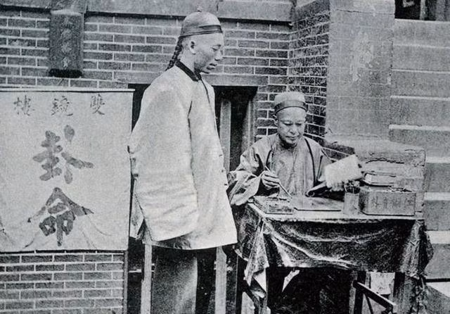  Thầy bói trên đường phố: Tất nhiên, nói đến văn hóa Trung Quốc, những quầy bói là hình tượng khá quen thuộc. Ngay cả trong xã hội hiện đại, chúng ta vẫn có thể thường xuyên bắt gặp những quầy bói, ông thầy bói này làm nghề bói trên đường phố San Francisco.