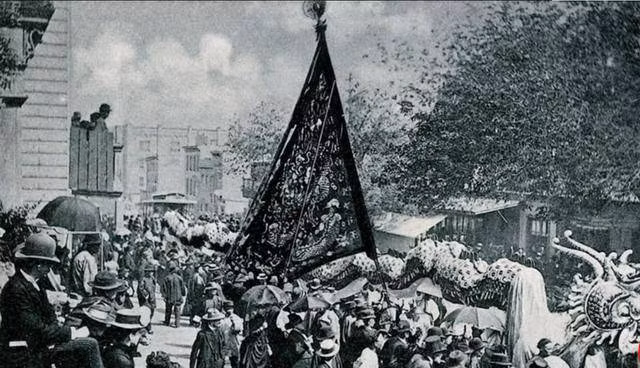  Lễ hội ở khu phố Tàu: Vẫn giữ truyền thống, vào những ngày lễ, một số lượng lớn người Trung Quốc sẽ múa rồng đi diễu hành khắp khu phố. Ngay cả đến bây giờ, phong tục văn hóa truyền thống độc đáo này vẫn được người dân khu phố Trung Hoa gìn giữ vào mỗi dịp lễ lớn.