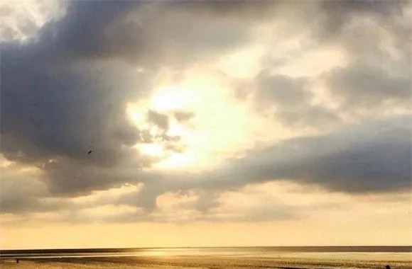 Khuôn mặt của Chúa: Vào ngày 23 tháng 7 năm 2014, một sự việc kỳ lạ đã xảy ra trên một bãi biển ở Norfolk, Anh. Khi cơn gió mạnh thổi bay những đám mây, một đám mây có hình mặt người xuất hiện trên bầu trời. Đám mây được chiếu sáng bởi mặt trời lặn, tạo ra hiệu ứng hình ảnh được gọi là "khuôn mặt của Chúa".