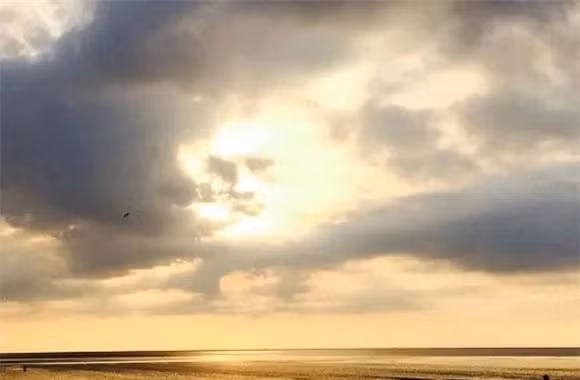 Khuôn mặt của Chúa: Vào ngày 23 tháng 7 năm 2014, một sự việc kỳ lạ đã xảy ra trên một bãi biển ở Norfolk, Anh. Khi cơn gió mạnh thổi bay những đám mây, một đám mây có hình mặt người xuất hiện trên bầu trời. Đám mây được chiếu sáng bởi mặt trời lặn, tạo ra hiệu ứng hình ảnh được gọi là "khuôn mặt của Chúa".