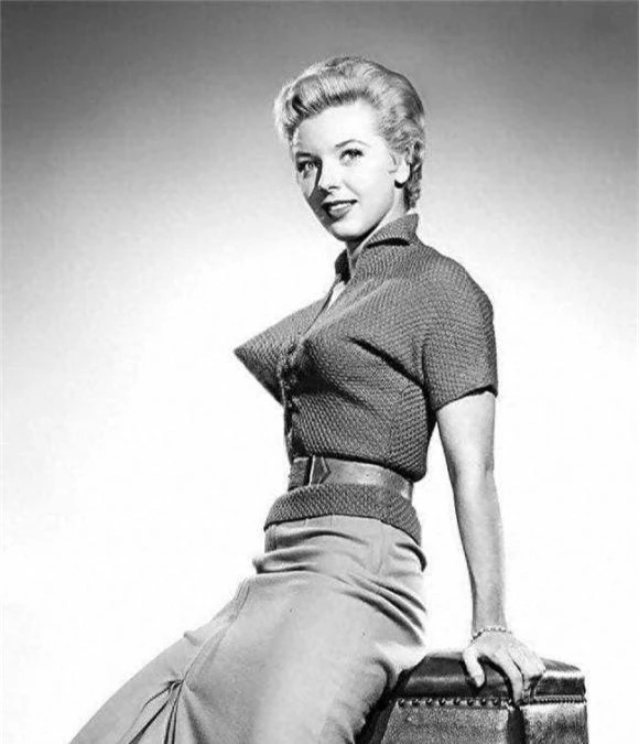 br/> Áo ngực hình viên đạn: Đồ lót kiểu dáng này của phụ nữ rất phổ biến ở Hoa Kỳ vào những năm 1940 và 1950. Chiếc áo ngực này được thiết kế đặc biệt với phần đệm dày, phần cúp nhô cao giúp định hình bộ ngực của bạn. 