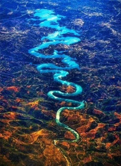  Sông Thanh Long: Rồng luôn được coi là biểu tượng của văn hóa Trung Hoa, mới đây trên mạng xã hội Trung Quốc có đăng tải những bức ảnh được chụp ở sông Audrete của Tây Ban Nha và làm dấy lên những cuộc thảo luận sôi nổi giữa cư dân mạng. Hình dáng của dòng sông này rất giống với hình ảnh con rồng trong văn hóa truyền thống Trung Hoa nên người dân địa phương gọi nó là “sông Thanh Long”.