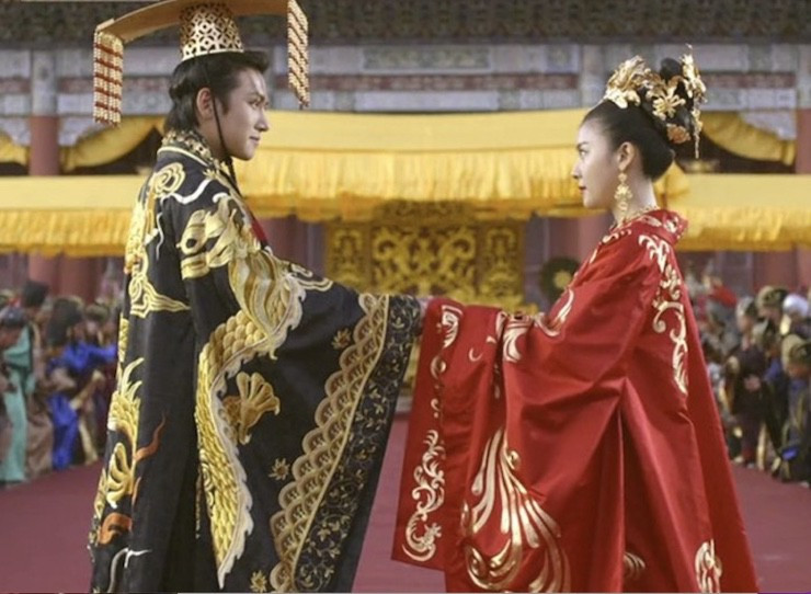 Cô gái nước ngoài lấn át cả hoàng đế Trung Hoa, là ai? - Hình 2 Co gai nuoc ngoai lan at ca hoang de Trung Hoa, la ai?-Hinh-2