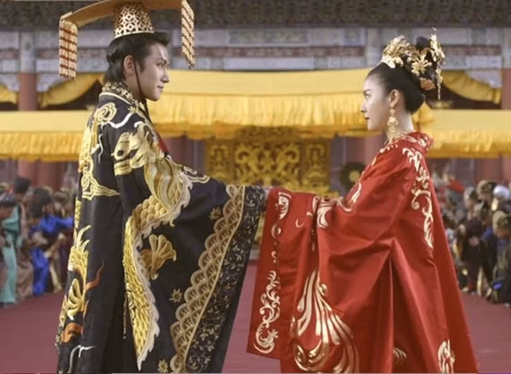 Co gai nuoc ngoai lan at ca hoang de Trung Hoa, la ai?-Hinh-2