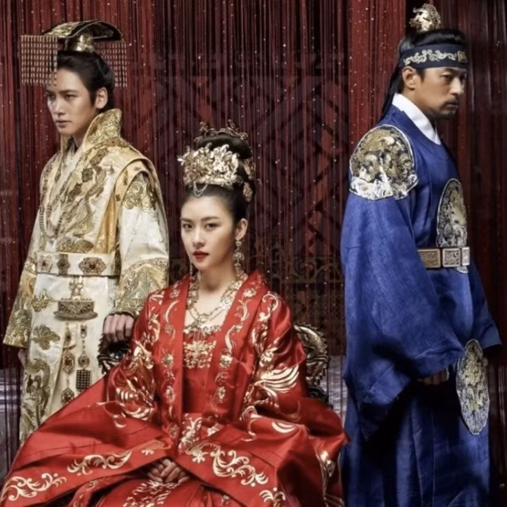 Co gai nuoc ngoai lan at ca hoang de Trung Hoa, la ai?