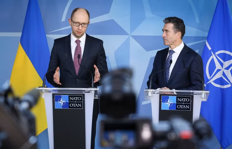 Thủ tướng tạm quyền Ukraine Arseniy Yatsenyuk (trái) và Tổng Thư ký NATO Anders Fogh Rasmussen trong cuộc họp báo ở Brussels.