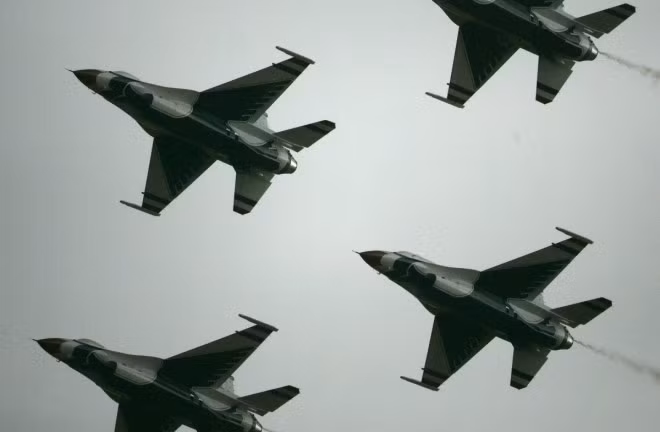 Những máy bay phản lực F-16 thuộc Không quân Mỹ bay trên khu vực sân bay Krzesiny gần Poznan, miền tây Ba Lan.