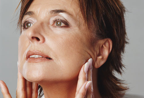 Trước khi chọn một trong những liệu pháp trên, bạn cần nhớ, làm đẹp không phẫu thuật cũng có những rủi ro. Bạn có thể bị dị ứng với thuốc gây tê tại chỗ hoặc các hóa chất dùng để tiêm vào mặt. Mặt nạ hóa chất và công nghệ microdermabrasion có thể để lại sẹo hoặc màu da không đều. Tuy nhiên, các liệu pháp này được đánh giá ít rủi ro hơn so với phẫu thuật. Vì thế, trước khi quyết định, hãy nói chuyện kỹ với bác sĩ thẩm mỹ của bạn.