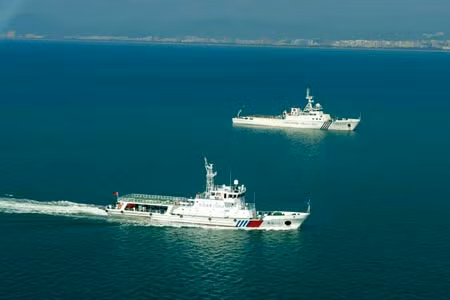 Hai tàu tuần tra biển Trung Quốc đi làm nhiệm vụ. (Ảnh minh họa)