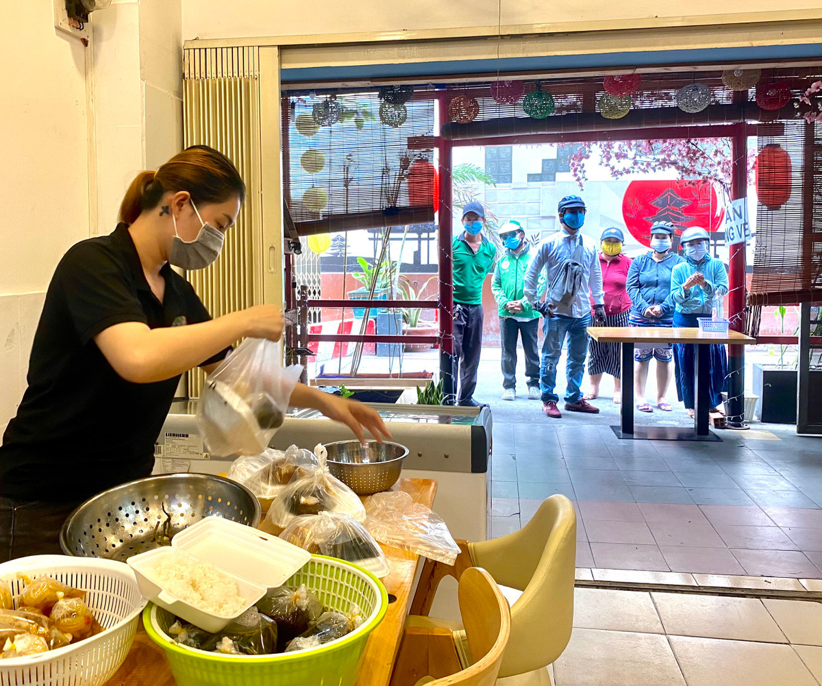 Tam bien 'Hang tang shipper, khong ban' am long o TP.HCM