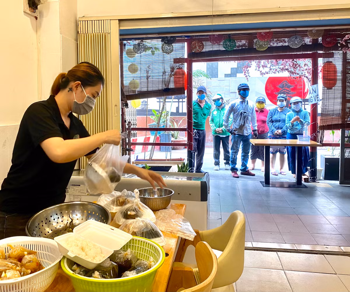 Tam bien 'Hang tang shipper, khong ban' am long o TP.HCM