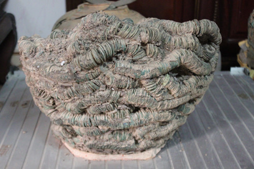 Khối tiền cổ này đã dính vào nhau do được chôn dưới đất lâu ngày.