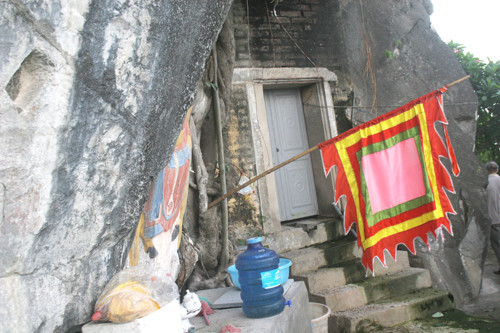 Chùa Hinh Sơn nằm trong lòng núi An Hoạch.