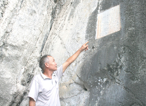 Ông Thìn cho hay, xung quanh chùa có nhiều ấn tín được khắc trên vách núi.