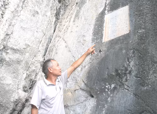 Ông Thìn cho hay, xung quanh chùa có nhiều ấn tín được khắc trên vách núi.