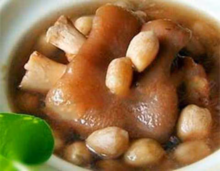 Lạc nhân hầm giò lợn: Rửa sạch hai cái giò heo, thêm gia vị và nước, hầm cho đến khi mềm khoảng 80%, thêm vào 100 - 200g lạc nhân, rồi tiếp tục hầm nhừ thì có thể dùng.