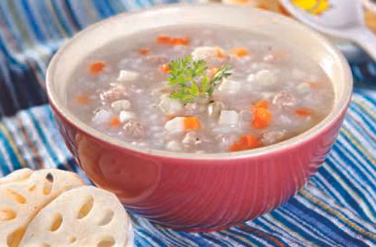 Cháo củ sen: Gạo nếp than 50g, củ sen 200g, táo tàu 8 trái. Đường lượng vừa dùng. Vo sạch gạo nếp than, ngâm nước 4 giờ. Củ sen rửa sạch, gọt bỏ vỏ, thái miếng nhỏ. Đổ 2,5 lít nước vào nồi nấu sôi trở lại khuấy đều, vặn lửa nhỏ nấu khoảng 50 phút, cho đường cát trắng vào nấu sôi lại là được.