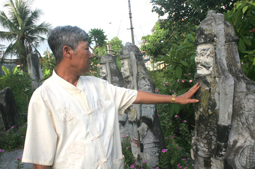 Trong lăng mộ có rất nhiều tượng được khắc bằng đá.