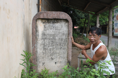 Bia Lịch sử ghi tỉ mỉ về hồ Đại Lải.