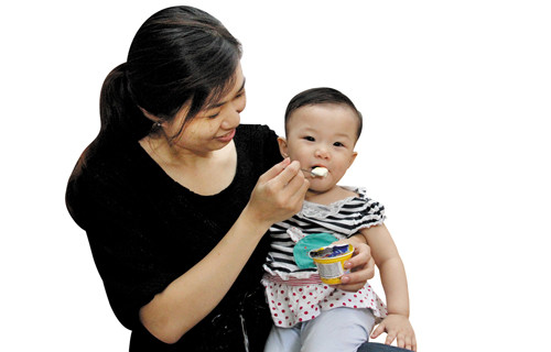 Váng sữa là thức ăn có vị béo thơm, trẻ dễ ăn.