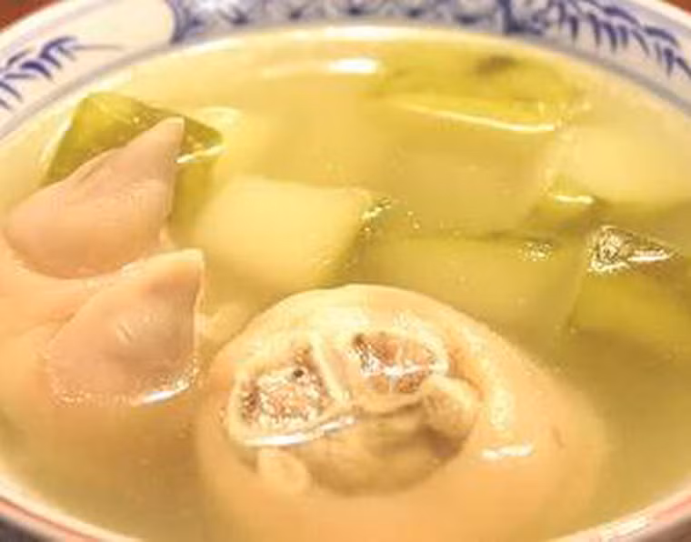 Thông thảo giò lợn: Hai hay một cái giò lợn, sau khi rửa sạch thì thêm gia vị và nước, nấu cho đến khi sắp chín mềm thì thêm vào 2 - 6g thông thảo. Nấu chung cho đến khi giò heo mềm, thì có thể ăn thịt, uống canh.