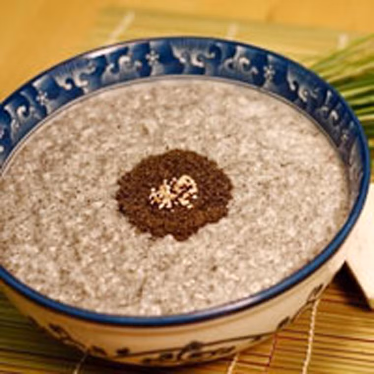 Cháo vừng: Gạo lứt 50g, vừng đen 50g, đường đen lượng vừa dùng. Gạo lứt vo sạch ngâm nước khoảng 2 giờ. Cho 2 lít nước vào nấu sôi, cho gạo vào khuấy một lát, đợi khi sôi trở lại thì vặn lửa nhỏ, nấu khoảng 45 phút, cho mè đen vào nấu tiếp 5 phút nữa, cho đường vào là được.