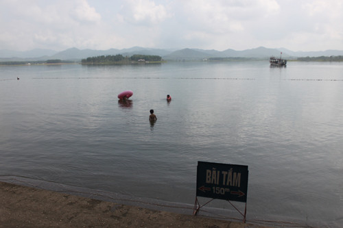 Bãi tắm của khu du lịch hồ Đại Lải.