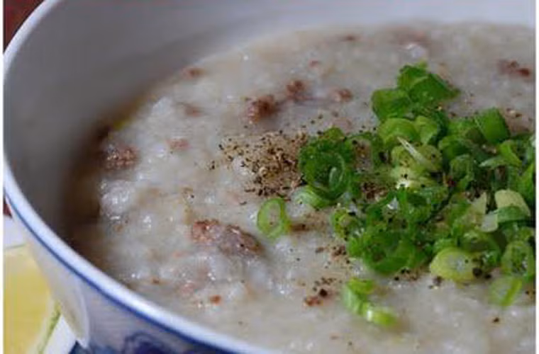 Cháo thị bò bằm: Gạo trắng 50g, thịt bò 100g, rau cần thái nhỏ 2 muỗng canh. Gia vị muối, tiêu bột lượng vừa dùng. Vo sạch gạo trắng, để ráo nước. Nấu sôi 2 lít nước, cho gạo vào tiếp tục nấu cho đến khi sôi trở lại thì khuấy đều, vặn lửa nhỏ nấu khoảng 30 phút, nêm muối vào. Rửa sạch thịt bò, sau đó bằm nhỏ (hoặc cắt sợi), cho vào 4 thìa nước lớn, cho bột vào trộn đều rồi đổ vào chén. Đổ cháo đang sôi vào chén có thịt bò và trộn đều lên, rắc tiêu bột và cho rau cần xắt vụn vào là có thể dùng được.