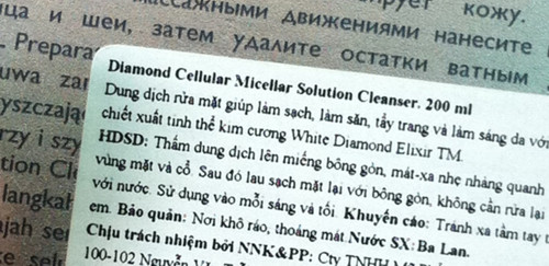 Miếng dán ghi thành phần và hướng dẫn sử dụng trên vỏ hộp mỹ phẩm.