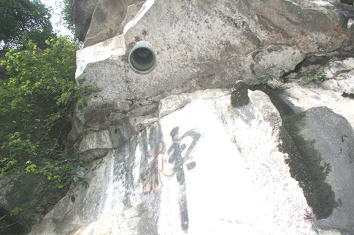 Người dân nơi đây chưa thể giải thích vì sao người xưa có thể treo chiếc chuông trên vách núi.