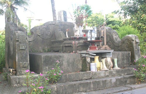 Bàn thờ khu mộ không còn được như xưa.