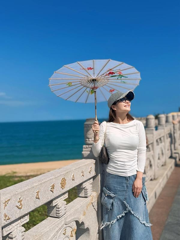 hi đi chơi Kim Oanh diện chân váy jeans mix cùng áo thun dài tay sáng màu giản dị nhưng vẫn trẻ trung.