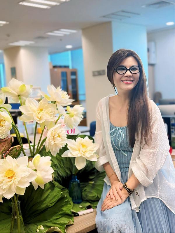 ó lúc, Kim Oanh phối đồ free style màu pastel thoải mái, dễ chịu.