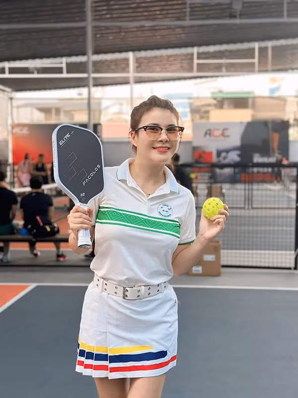 Qua 20 năm, ở tuổi 49, NSƯT Kim Oanh vẫn vô cùng xinh đẹp gợi cảm. Trên trang cá nhân, nữ diễn viên không ngần ngại khoe hình selfie với mặt mộc. Liên tục đăng tải những hình ảnh chụp cận, nữ diễn viên chuyên vai phản diện với nước da căng sáng, mịn màng làm nhiều người không khỏi xuýt xoa, ngưỡng mộ.