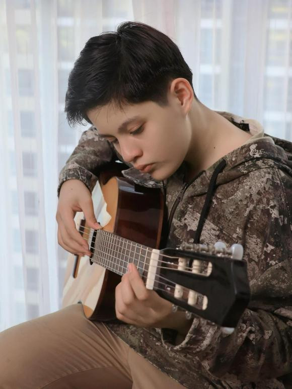 Cậu bé thường bị hiểu lầm là con lai.