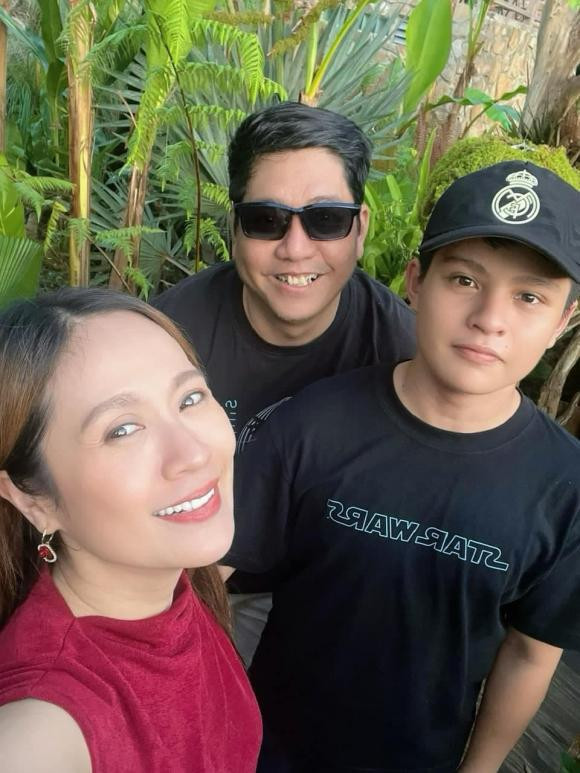 Đức Thịnh chia sẻ về bức ảnh chụp con trai: "Tôi tự hào về sản phẩm của tôi quá". Dưới phần bình luận, dân mạng khen Thiên Phúc "nét nào ra nét nấy", "nam vương tương lai"... Khi dự sự kiện cùng bố mẹ, cậu bạn cũng gây ấn tượng bởi vóc dáng cao ráo, gương mặt khôi ngô và phong thái điềm đạm, chững chạc. Gây ấn tượng nhất trên gương mặt của con trai Thanh Thúy - Đức Thịnh là chiếc mũi cao, thẳng tắp cùng đôi mắt đẹp.