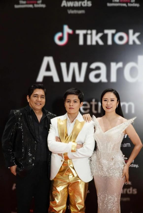 Mới đây, Thanh Thúy đã chia sẻ bức ảnh về cậu con trai cả Thiên Phúc lên mạng xã hội và lập tức nhận được sự quan tâm của đông đảo cư dân mạng. Nhiều khán giả xuýt xoa khen quý tử 15 tuổi nhà Thanh Thúy - Đức Thịnh "gom hết nét đẹp của bố mẹ" và còn nhận xét cậu bạn có nét điển trai như lai Ấn Độ.