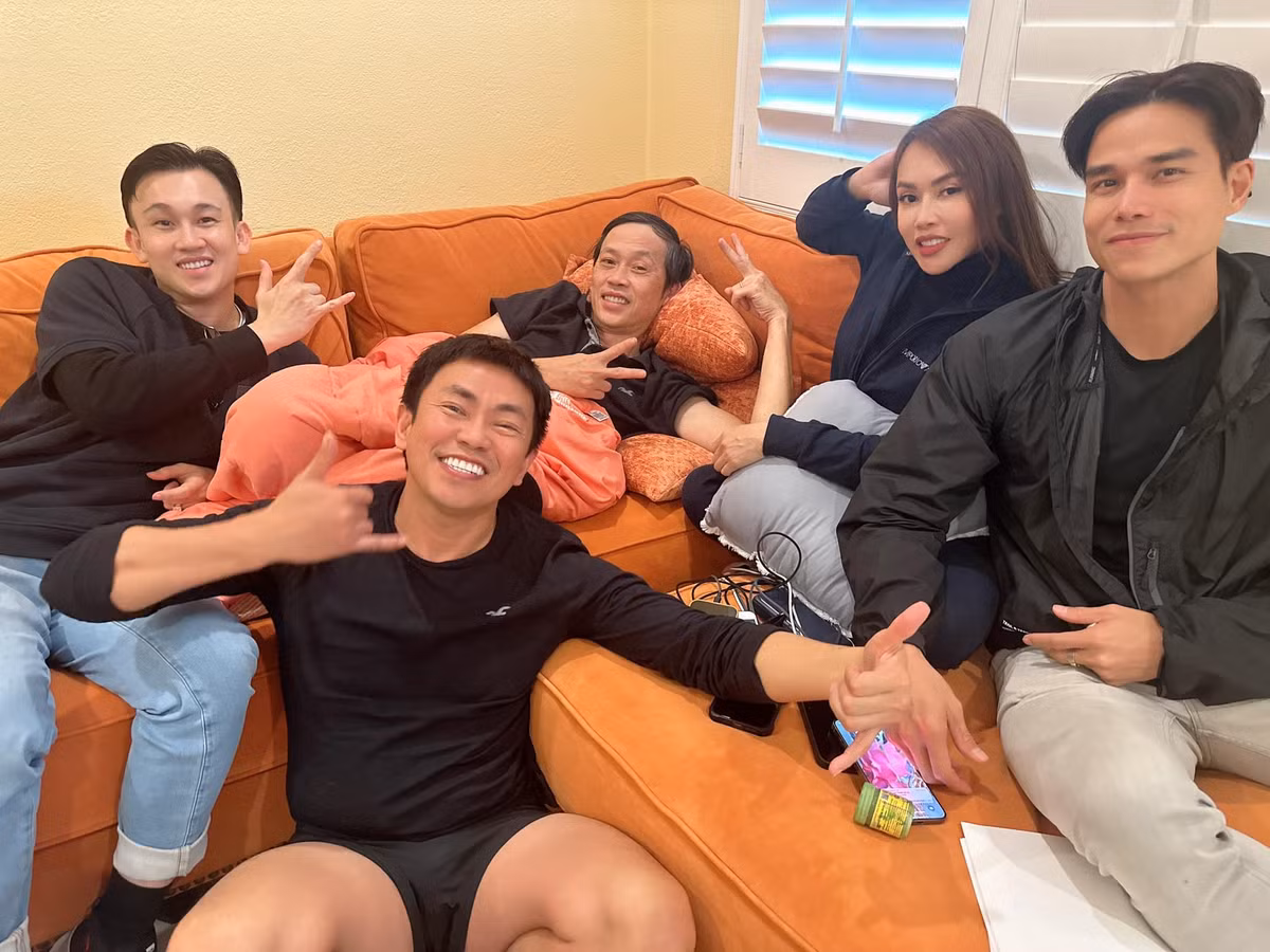 Hoai Linh khien bau so kho vi di dau cung mang theo mot thu-Hinh-5