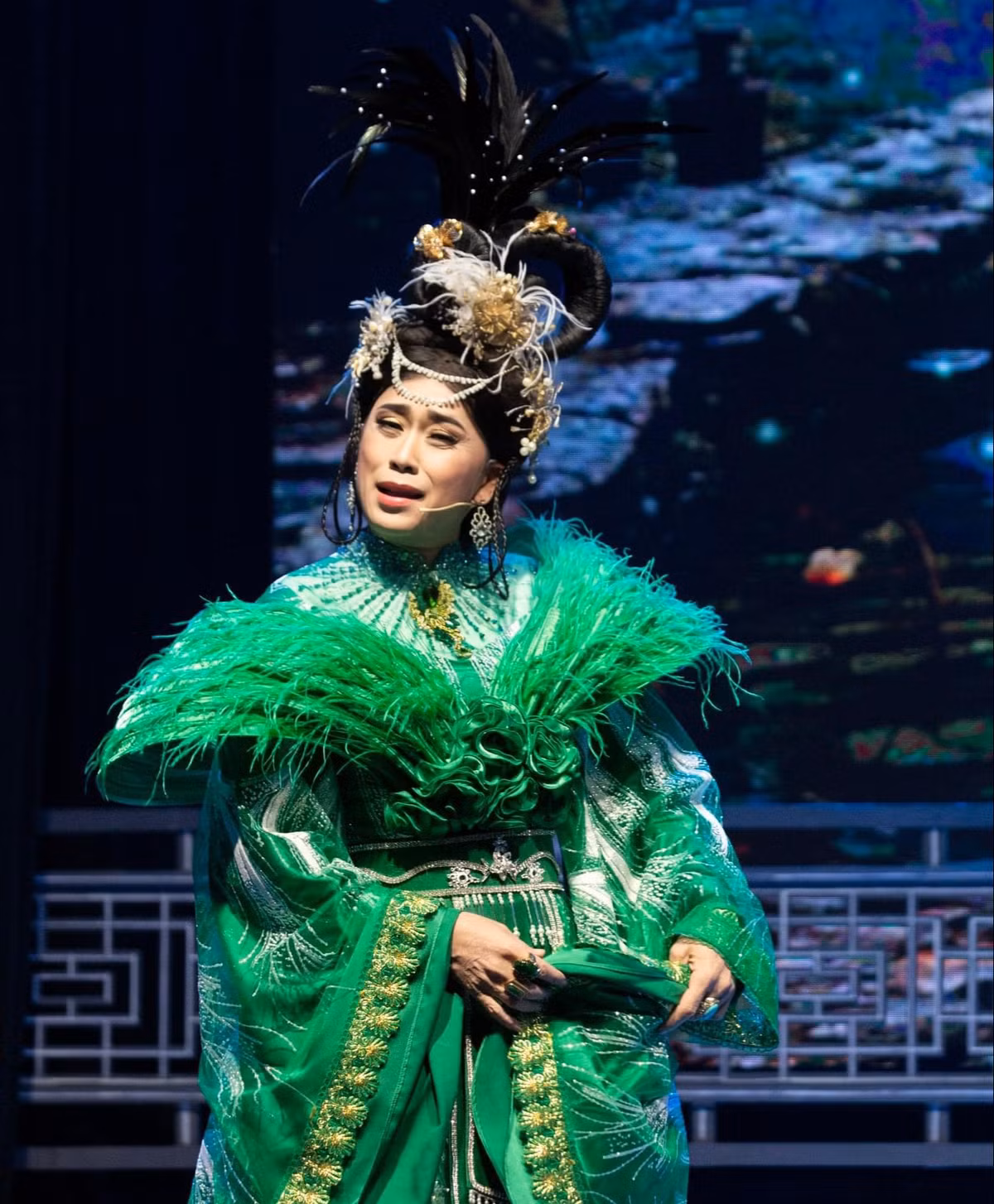 Hoai Linh khien bau so kho vi di dau cung mang theo mot thu-Hinh-4