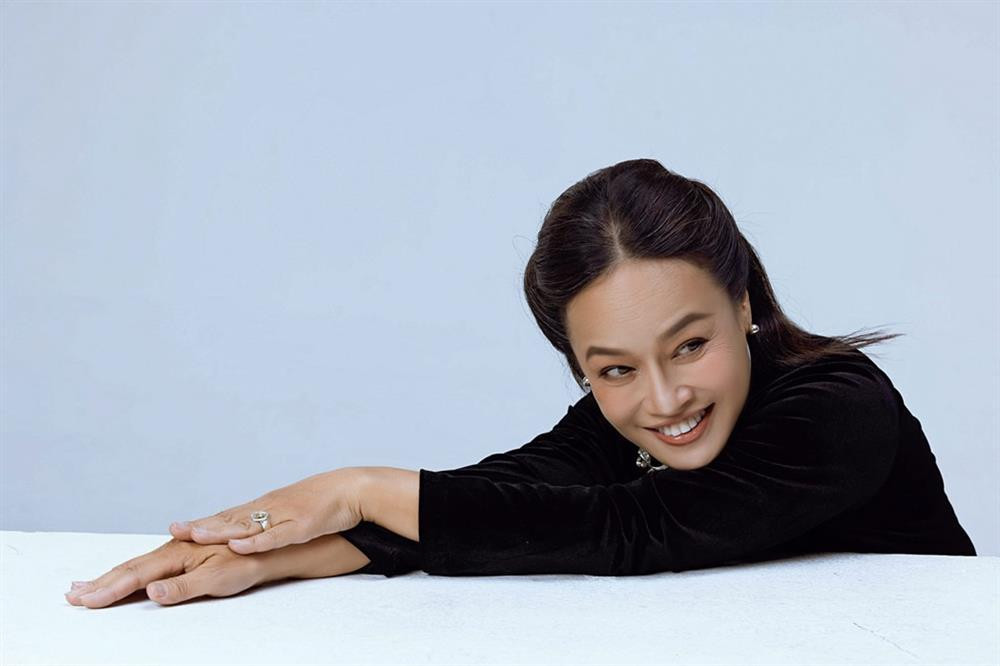 Nữ nghệ sĩ để kiểu tóc quen thuộc và theo đuổi phong cách đơn giản nhưng vẫn luôn thu hút bởi sự nền nã cũng như nụ cười tươi rói thường trực trên môi.