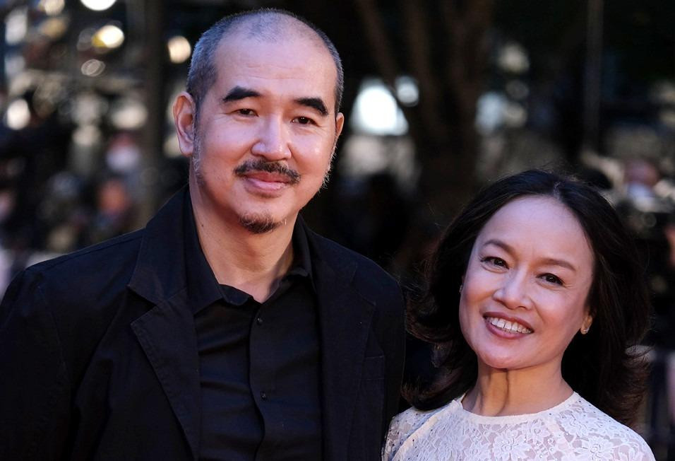 Dù không bao giờ chia sẻ về chuyện đời tư, chưa từng khoe ảnh chồng trên trang cá nhân nhưng thi thoảng Tú Oanh vẫn xuất hiện cùng đạo diễn nổi tiếng Bùi Thạc Chuyên (phim Sống trong sợ hãi, Tro tàn rực rỡ) tại các sự kiện phim ảnh.