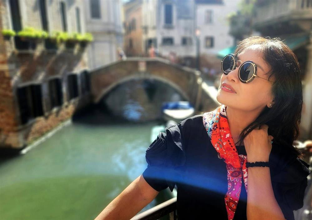 Khoảnh khắc khi chị du ngoạn trên sông nước Venice khác xa hình ảnh bà Bích trong Hương vị tình thân hay chị Xoài trong Hoa sữa về trong gió mà khán giả quen thuộc.
