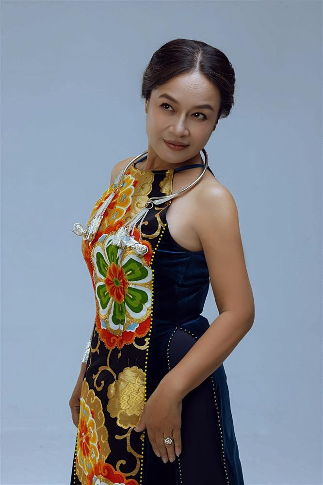 Tú Oanh khoe vóc dáng tuổi U60 trong trang phục truyền thống nhưng cũng phá cách. Gần đây chị chịu khó trang điểm và lên đồ chụp hình, cho thấy một hình ảnh rất khác.