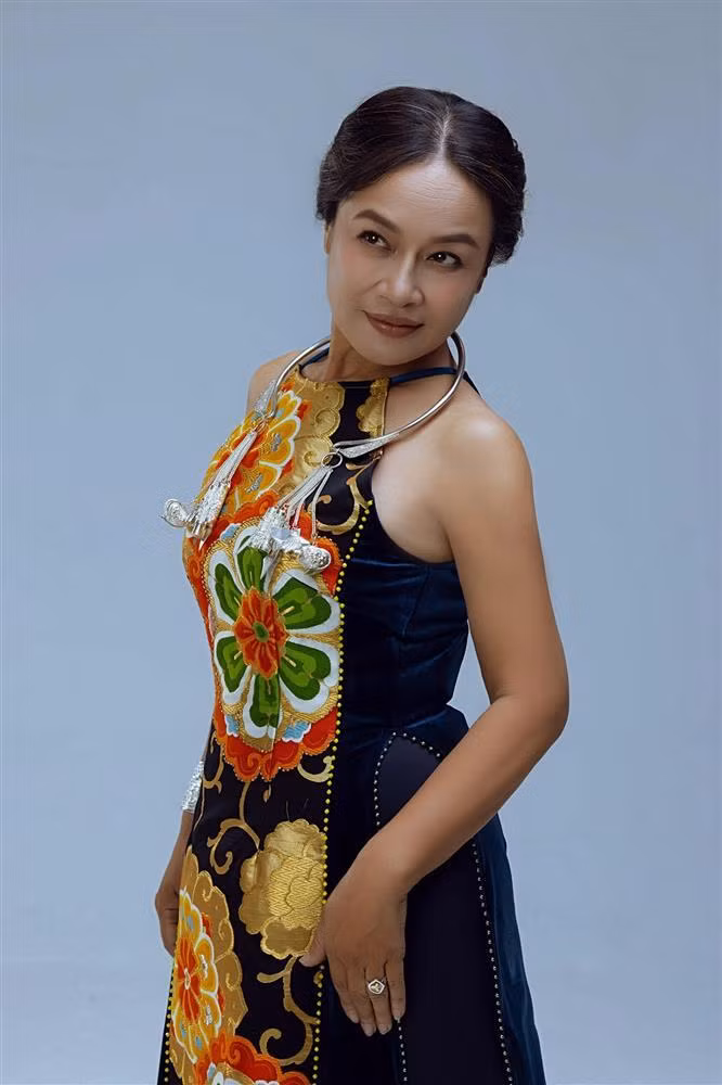 Tú Oanh khoe vóc dáng tuổi U60 trong trang phục truyền thống nhưng cũng phá cách. Gần đây chị chịu khó trang điểm và lên đồ chụp hình, cho thấy một hình ảnh rất khác.