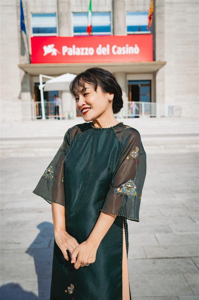 Là diễn viên gạo cội ở Nhà hát Tuổi Trẻ cũng như gương mặt quen thuộc trên phim truyền hình nhưng tới nay Tú Oanh mới có phim điện ảnh đầu tay. Tuy nhiên ngay khi công chiếu tại LHP Venice 2024, Mưa trên cánh bướm đã thắng giải Phim đầu tay xuất sắc.